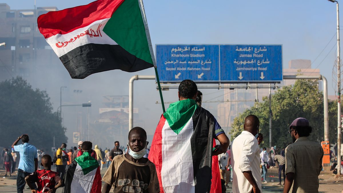 „Přežití národa je v ohrožení.“ Súdánský premiér odstoupil, protesty nekončí
